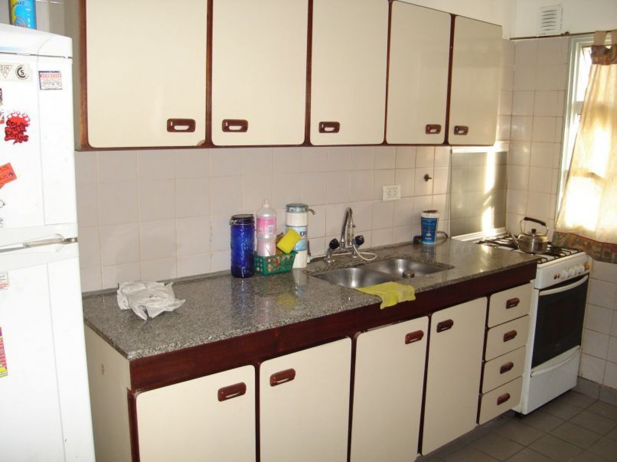 Vendo 4 ambientes con balcon y cochera cubierta.