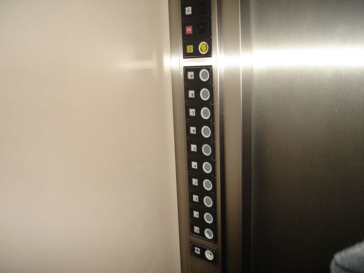 Vendo 4 ambientes con balcon y cochera cubierta.