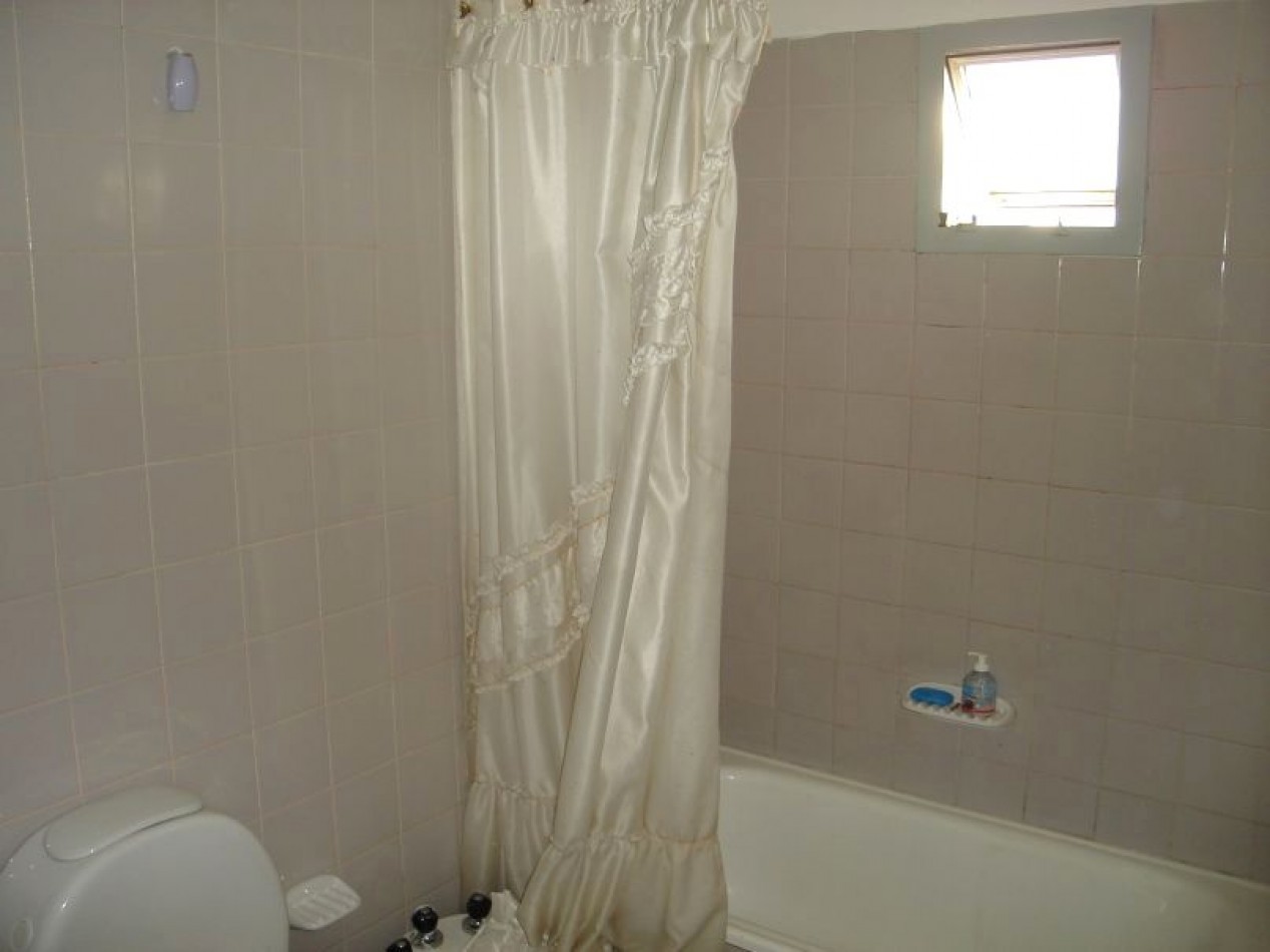 Vendo 4 ambientes con balcon y cochera cubierta.