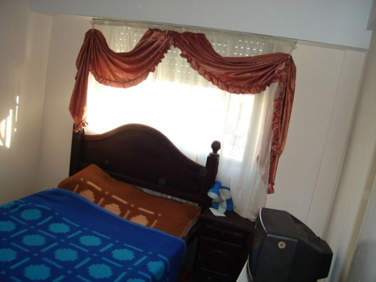 Vendo 4 ambientes con balcon y cochera cubierta.