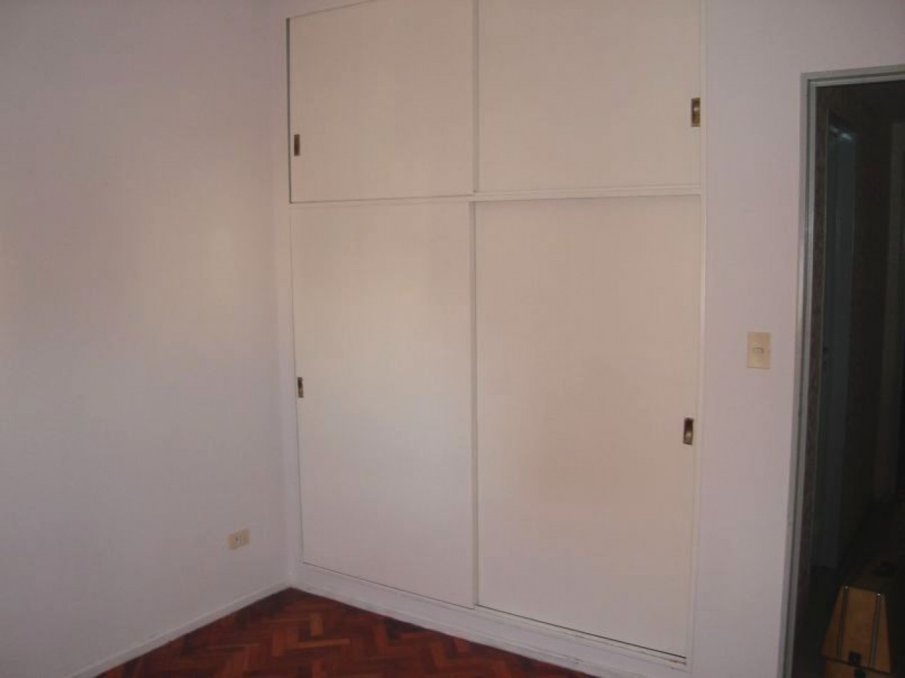 Vendo 4 ambientes con balcon y cochera cubierta.