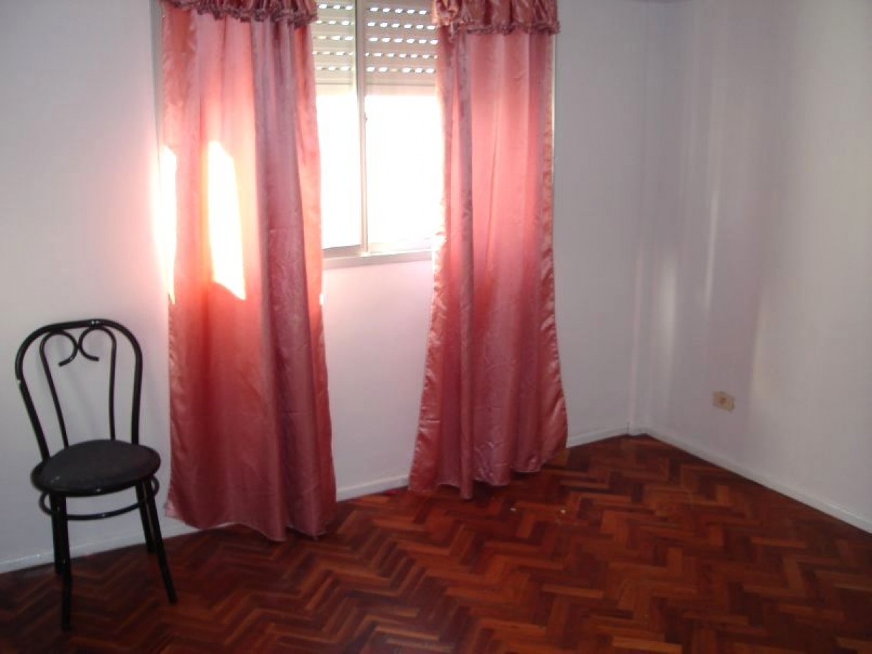 Vendo 4 ambientes con balcon y cochera cubierta.