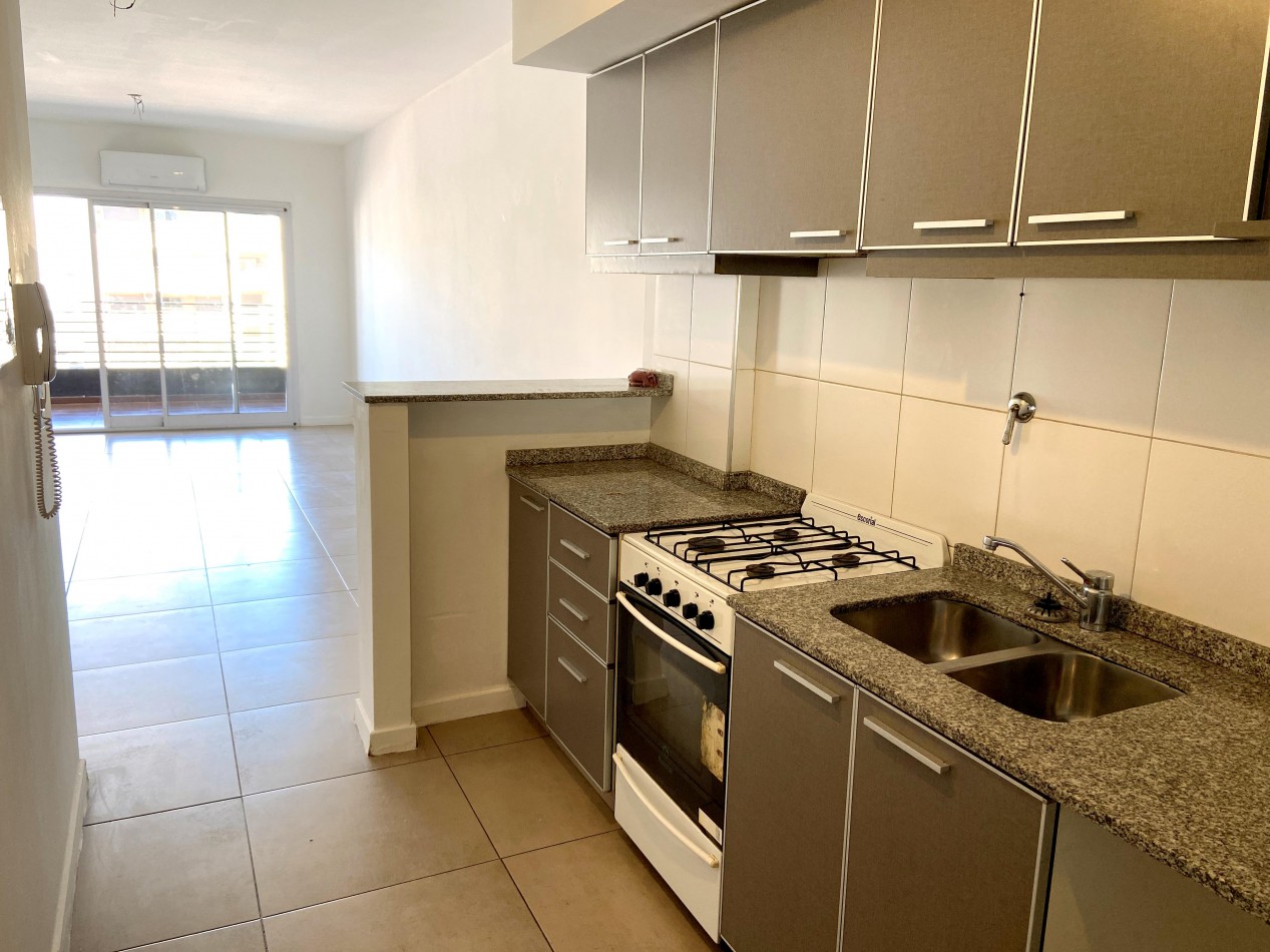 2 Ambientes c/balcon. Super luminoso con balcon corrido, vista abierta.