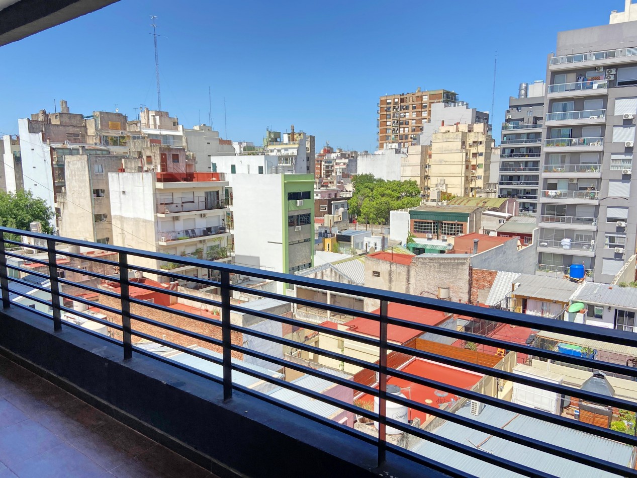 2 Ambientes c/balcon. Super luminoso con balcon corrido, vista abierta.