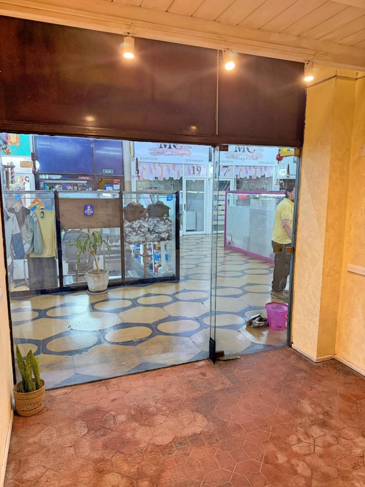 Vendo local 14m2 en PB GALERIA Del Barco Centenera Primera Junta