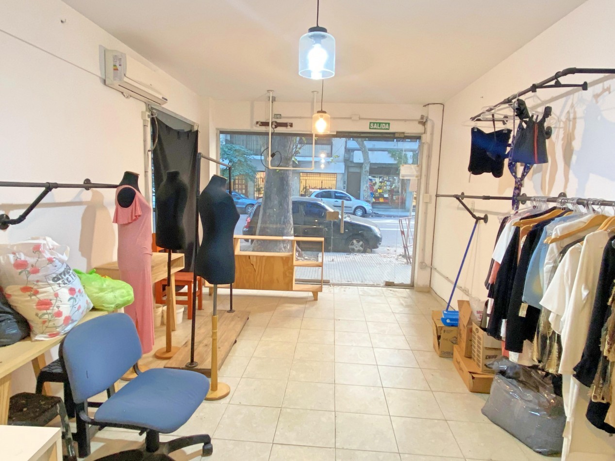 Vendo Local 32m2 c/blindex cortina automatica y aire split
